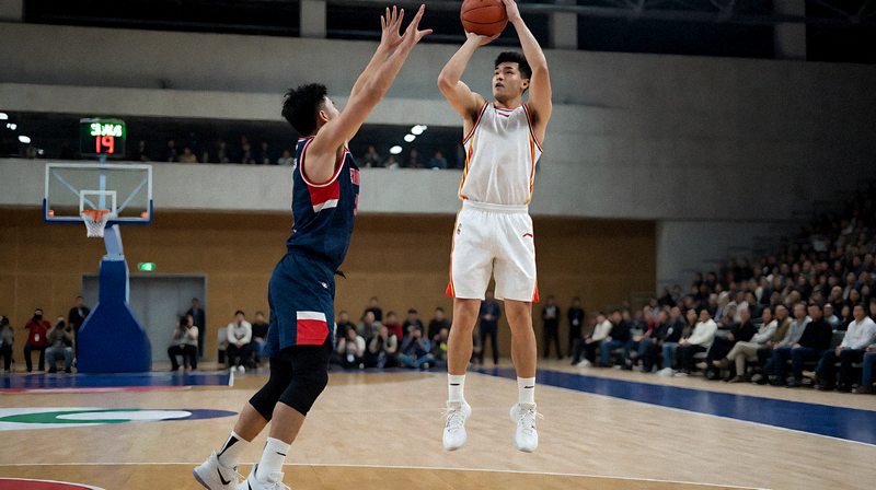 篮球比赛现场球员投篮与球场对抗的画面